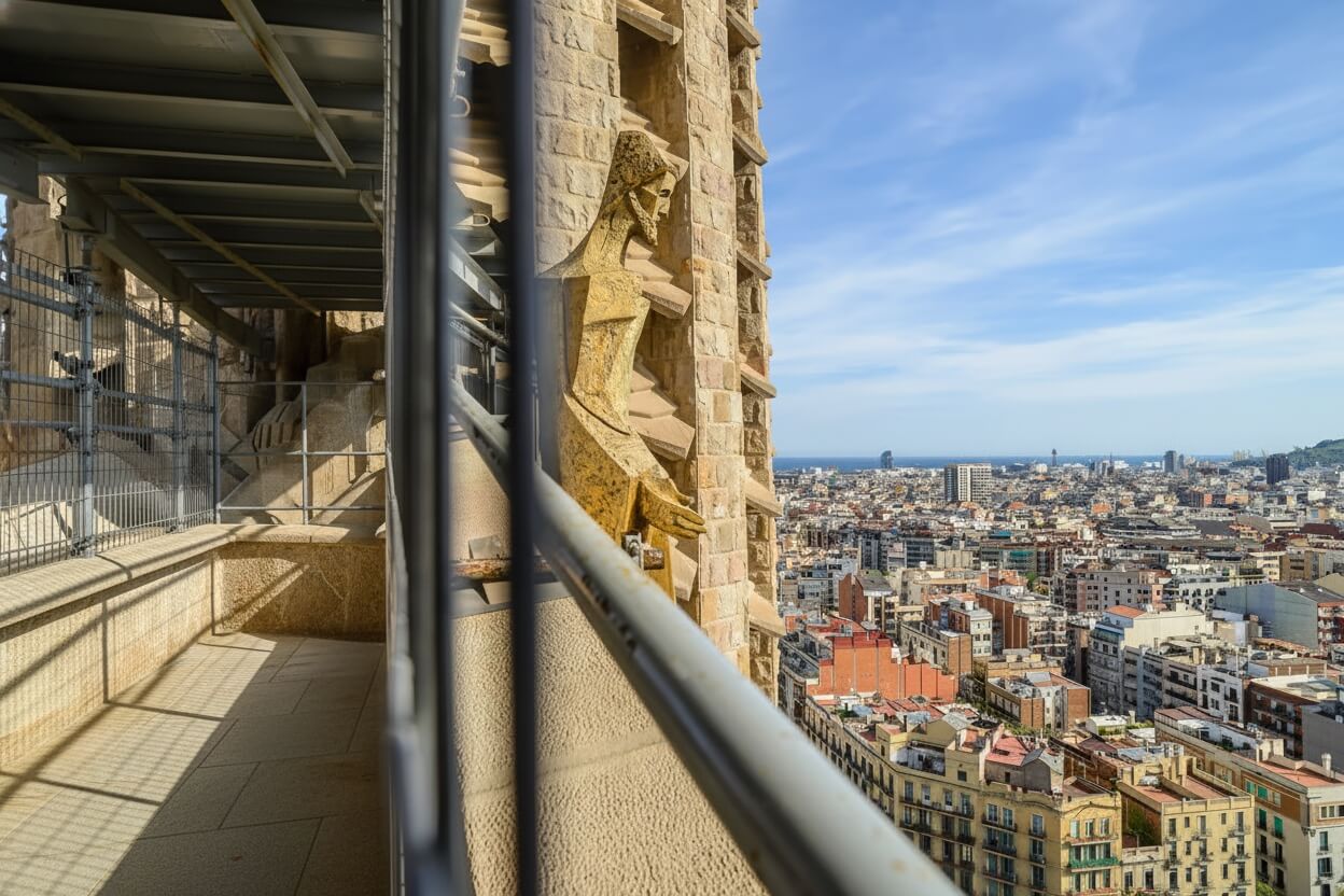 Organo e presbiterio Sagrada Familia
